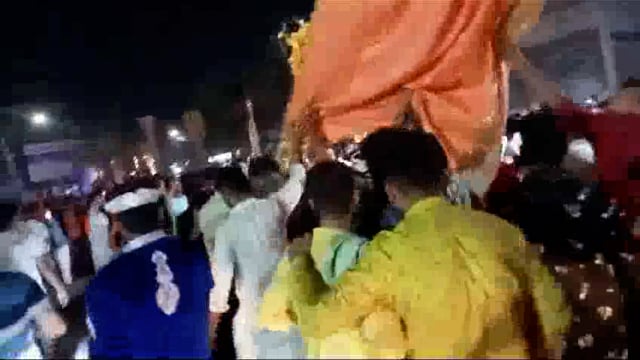 गोगा वीर महाराज की छड़ियों के भंडारे प्रारंभ हो गए हैं सहारनपुर में अमन पुलिस के बाहर से जाति छडियो का रेल।