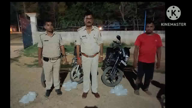  पुलिस ने मोहना केवाल से मुरली जाने वाली सड़क पर तीन मोटरसाइकिल समेत 14.5 लीटर महुआ शराब कीया जप्त एक युवक को किया गिरफ्