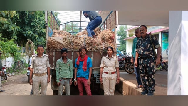 उत्पाद विभाग ने बौंसी थाना क्षेत्र गुरुधाम मोड समीप से टाटा 407 से 86 पेटी विदेशी शराब के साथ दो तस्कर को किया गिरफतार 