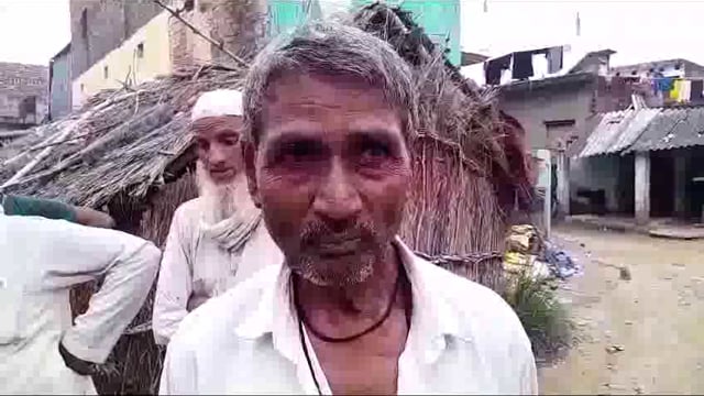 बलरामपुर: गांव में लगा गंदगी का अंबार सुनिए क्या कहते हैं ग्रामीण।