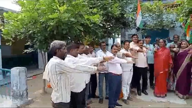 मेरी माटी,मेरा देश कलश यात्रा,घर-घर एक चुटकी मिट्टी
कारगिल शहीद लॉन्स नायक विजय कुमार शुक्ला (१२जाट बटालियन) की प्रतिमा को नमन किया,खाई कशम
बिहार बरबसपुर