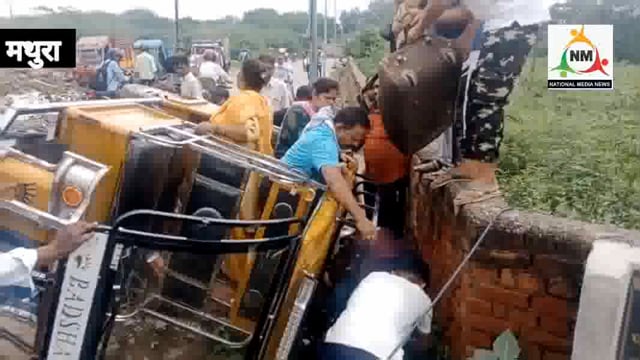 अमरनाथ मार्ग पर श्रद्धालुओं से भरा ई-रिक्शा पलटा, महिला और बच्चे हुए चोटिल।