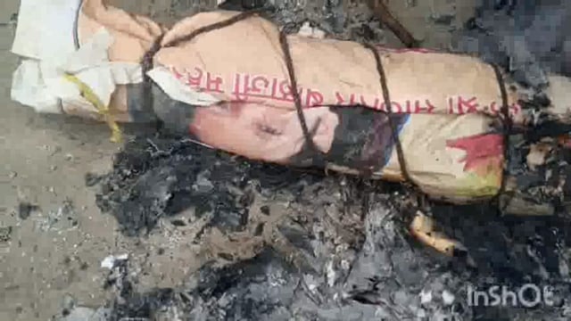 महावन तहसील अधिवक्ताओं द्वारा हापुड़ में वकीलों के साथ हुई घटना को लेकर प्रदेश सरकार का पुतला दहन किया हड़ताल जारी 