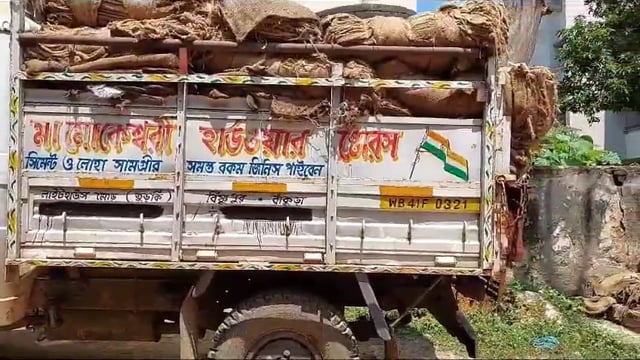 भागलपुर हंसडीहा मुख्य मार्ग बाराहाट थाना क्षेत्र ओरिया गांव के पास से उत्पाद विभाग ने 80 पेटी विदेशी शराब जप्त कर लिया 