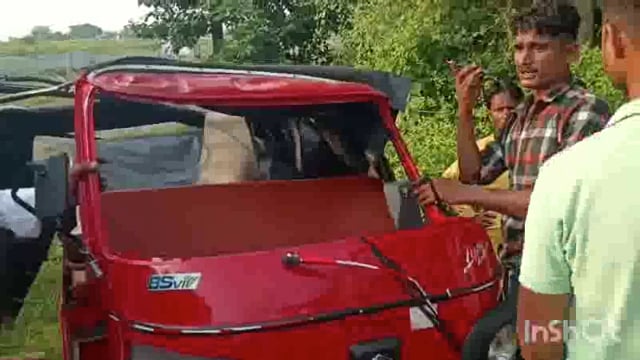 बलदेव महावन मार्ग पर ट्रक ने टेंपो में मारी टक्कर टेंपो सवार आधा दर्जन घायल ट्रक चालक फरार घायलों को अस्पताल में भर्ती