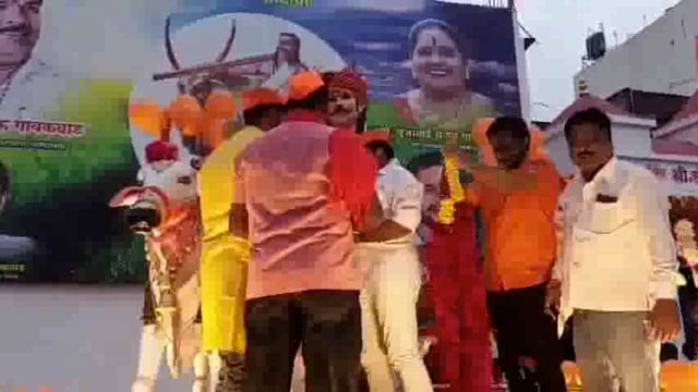 बुलडाणा येथे आमदार संजय गायकवाड यांनी पारंपारिक पद्धतीने साजरा केला पोळा