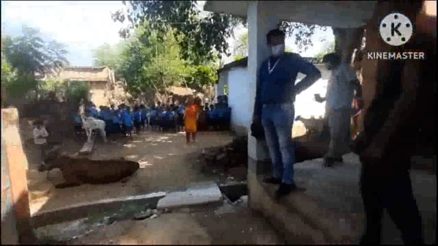 फुल्लीडुमर प्रखंड के खजाना गांव में डायरिया पिडित मरीजों के इलाज हेतु डॉक्टरों की टीम पहुंची गांव