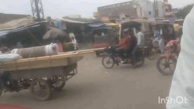 थाना फरह ऑटो चालक आए दिन करते है मनमानी एक-एक किलोमीटर का लेते हैं ₹10 रुपया कोई निश्चित कराया नहीं है लक्ष्मण सिंह 