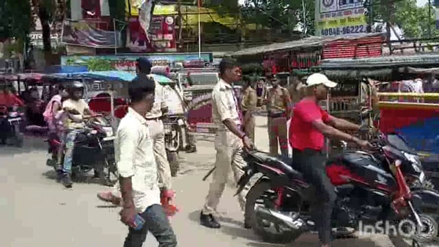 लखीसराय शहर के शहीद द्वार के समीप एनसीसी के छात्र-छात्राओं एवं यातायात पुलिस कर्मियों ने चलाया जांच अभियान