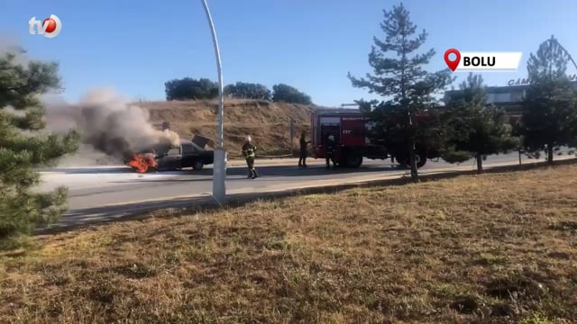 Üniversitenin Girişinde Otomobil Alev Alev Yandı