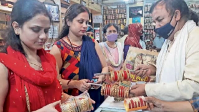 18 को तीज पर्व को लेकर सुहागन महिलाएं खूब कर रही खरीदारी, बाजार में रौनक 