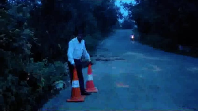 पूल के ऊपर टूटा रेलिंग पर , यातायात विभाग द्वारा लगाया गया स्टॉपर स्टॉपर