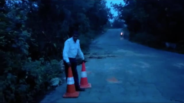 पूल के ऊपर टूटा रेलिंग पर , यातायात विभाग द्वारा लगाया गया स्टॉपर स्टॉपर#accident 