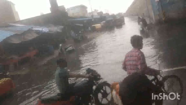 थाना फरह नगर पंचायत फरहा नगर निगम द्वारा नहीं होती सफाई नालिया हुई चौक बारिश पड़ने पर जल भराव हो जाता है