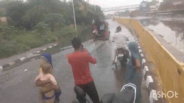 थाना फरह नेशनल हाईवे आगरा टू मथुरा सरकारी स्वास्थ्य केंद्र के सामने काफी जल भराव देखने को मिला