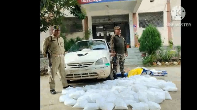 पुलिस ने एक कार पर लदा 378 लीटर महुआ शराब को किया जप्त