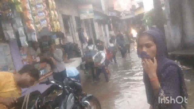 मथुरा थाना फरह कस्बा का नजारा नालिया चौक होने के कारण बारिश पढ़ने पर गलियों में जल भराव लाइव न्यूज़