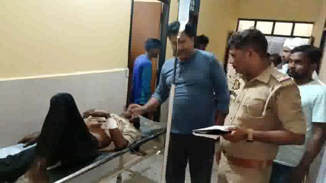 दो ट्रैक्टर की आमने सामने भिडंत मे एक नौजवान की मौत,आठ घायल
एसओ प्रमोद सिंह ने घायलो को अस्पताल भिजवाया
थाना महेशगंज