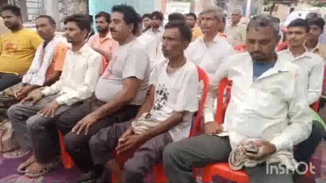 मथुरा में उत्तर प्रदेश माटी क्लब बोर्ड माटी कला द्वारा निशुल्क कार्यक्रम में 25 लोगों को टूल किट वितरित की गई