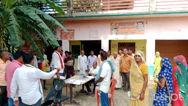 कोचवा में पूर्ति निरीक्षक ने गांव में स्थलीय निरीक्षण कर कार्ड धारकों से लिया बयान