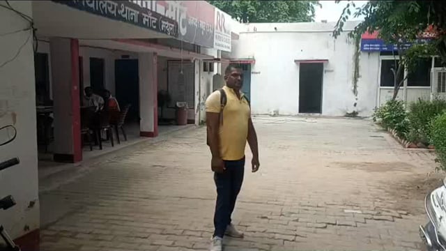 माट  थाने के चक्कर लगा रहा है विकलांग