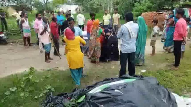 नौजवान का शव घर पहुँचने पर मचा कोहराम, पिता का चल रहा ईलाज
दो ट्रैक्टर की भीषण टक्कर में हुयी नौजवान की मौत
थाना महेशगंज