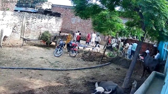  धनारी थाना क्षेत्र के गांव सुनवर सराय में  बंटवारे को लेकर दो सगे भाइयों में चले लाठी डंडे वीडियो सोशल मीडिया पर वायरल 