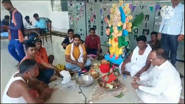 सिरदला प्रखंड के विभिन्न गांवो बाजारो वाहन स्टैंडॉ में किया गया बाबा विश्वकर्मा की पूजा