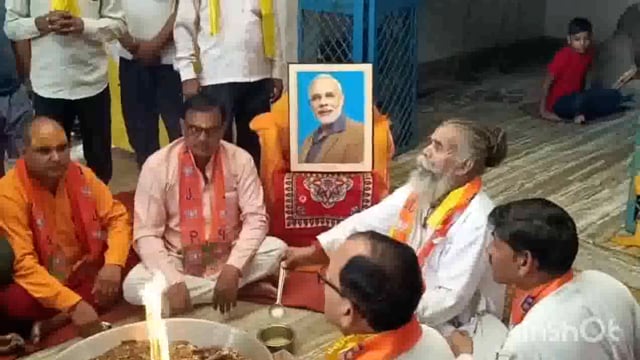 बीजेपी के गोवर्धन विधायक व सतोहा मंडल के कार्यकर्ताओं ने पीएम नरेंद्र मोदी का जन्मदिन शांतनु बिहारी मंदिर मे मनाया