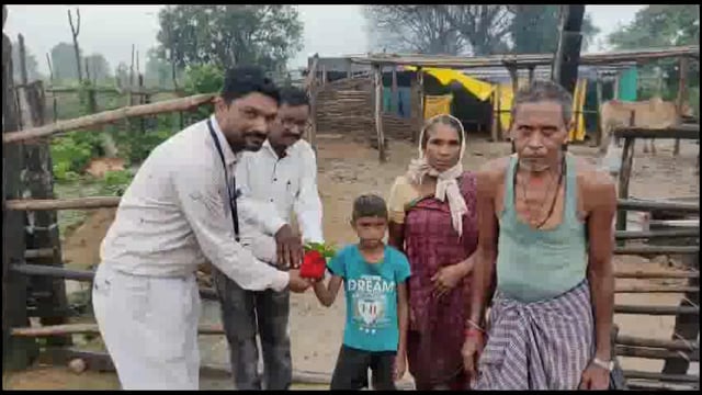 गुरुजींच्या पुढाकारातून छत्रछाया हरपलेल्या मुलाला मिळाले शिक्षण....!