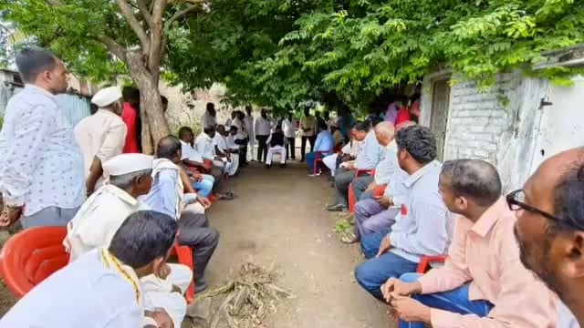 चोंडी येथे तळ्यात बुडून मरण पावलेल्या कांबळे कुटुंबियांचे माजी आमदार सुधाकर भालेराव यांच्याकडून सांत्वन