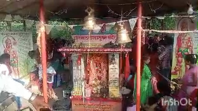 हनुमान मंदिर पर  प्रसाद वितरण के साथ-साथ क्षेत्रीय कलाकारों ने शिव के लीलाओं का नाटक के माध्यम से किया प्रस्तुतीकरण 