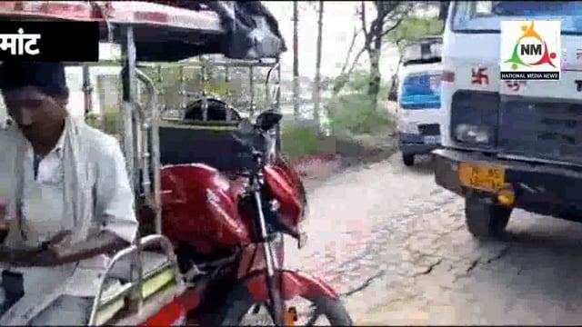 राधारानी मार्ग पर डंफर ने बाइक सवार को मारी टक्कर, बाइक सवार युवक की हालत गंभीर।