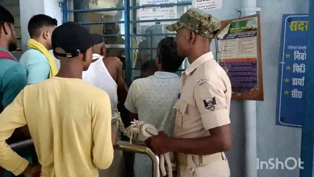 लखीसराय जिले के तेतराहट थाना क्षेत्र के सावन खैरमा गांव से एक शराबी को गिरफ्तार कर पेशी हेतु लाया गया लखीसराय