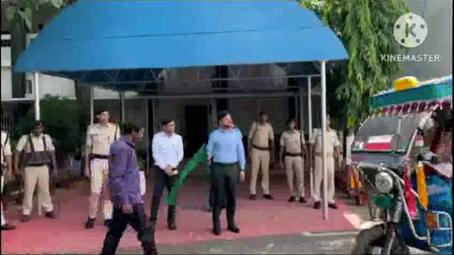 जिला पदाधिकारी ने क्रेडिट कैम्प में ई रिक्शा को हरी झंडी दिखाकर कर किया रवाना