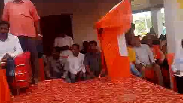 करौंदीकला के बांगर कला में जन चौपाल को सम्बोधित करती जिलाधिकारी जसजीत कौर .