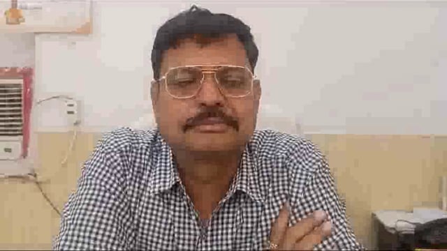 जनपद संभल में अतिक्रमण पर चली बुलडोजर जानकारी देते संभल एसडीएम सुनील कुमार त्रिवेदी