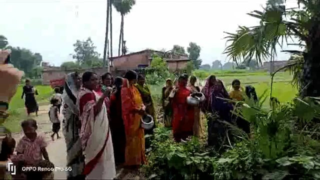 अमेरा खरजम्मा मे पानी पिने के लिए तरस रहे ग्रामीण लोग 