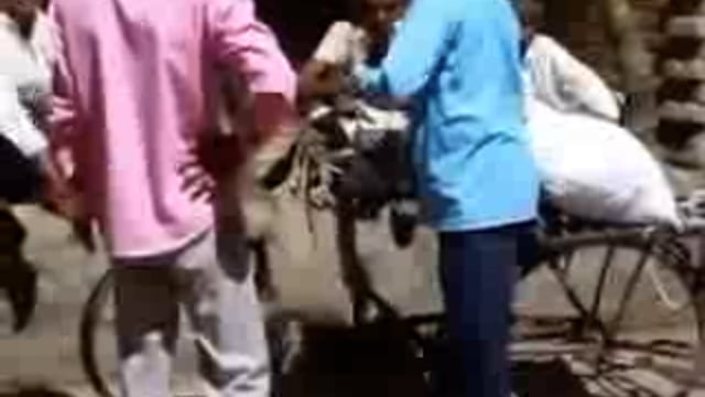 हाथरस के एक गांव में साइकिल पर शराब बेकता हुआ एक व्यक्ति का वीडियो हुआ वायरल