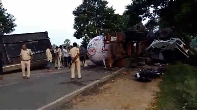 बांका में गैस टैंकर और बाइक में टक्कर, मौके पर बाइक सवार एक की मौत एक गंभीर रूप से जख्मी.