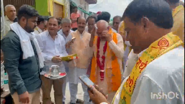 थाना फरहा नगर पंचायत अध्यक्ष शालिगराम बटिया द्वारा नई पाइपलाइन और नई पानी की टंकी का अपने हाथों से शुभ मुहूर्त किया गया