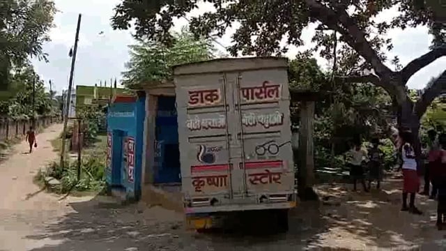 अनियंत्रित पिकअप वैन ने यात्री शेड को किया क्षतिग्रस्त