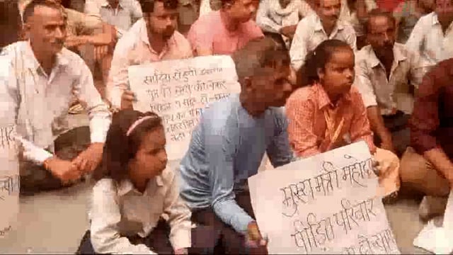 9 महीने पहले एक शख्स को गांव में सांप के काटने से आज ग्रामीणों ने तहसील में धरना प्रदर्शन किया