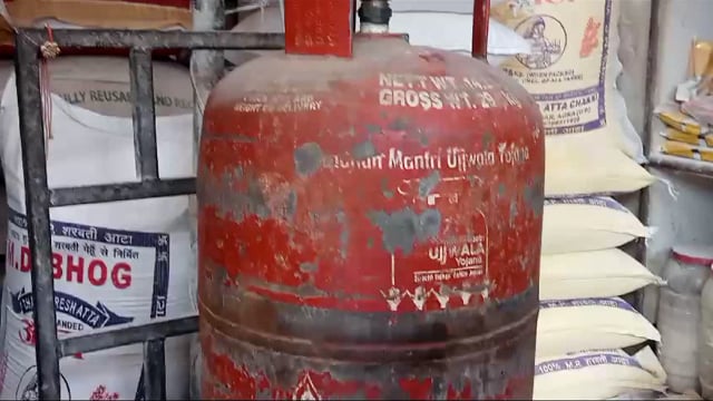 आगरा शहर में गैस एजेंसी मालिक के सिलेंडर पर 15 किलो किलो 700 ग्राम होने के बाद 18 किलो 300 ग्राम का सिलेंडर निकलता है 3 