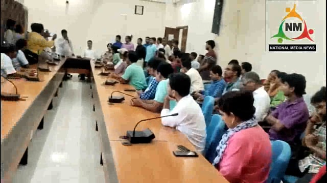 নব-দায়িত্বপ্রাপ্ত জেলা শাসক জনাব তানভির আফজাল সাহেব সংবর্ধনা জ্ঞাপন করলেন জেলার সভাধিপতি উত্তম বারিক মহাশয় 