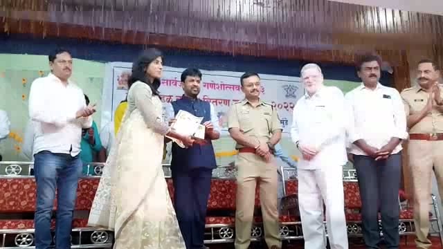 मंत्री संजय बनसोडे व पोलीस अधीक्षक सोमय मुंढे यांच्या हस्ते 2022 चे गणेश मंडळांना बक्षीस वितरण