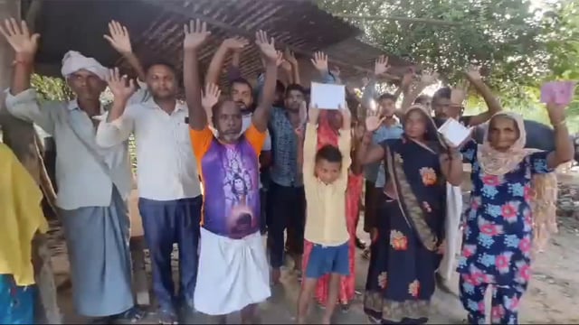 ग्रामीणों ने कोटेदार के विरुद्ध प्रदर्शन कर लगाया अनियमित का आरोप