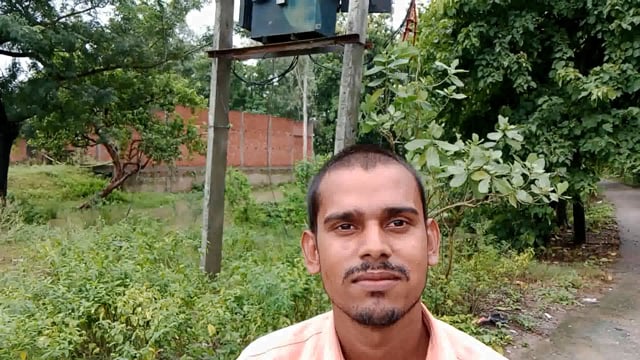 विजली समस्या से अवगत कराता उपभोक्ता 