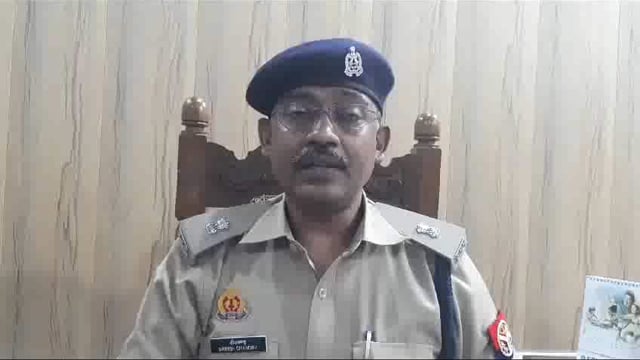 संभल के कैला देवी थाना क्षेत्र के गांव चाचू नागल में पुत्र ने पिता को गोली मारकर किया घायल जानकारी देते ASP श्रीश्चंद्र 