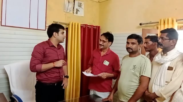 खंड विकास अधिकारी रुपईडीह ने पत्रकारों को राजनीति न करने की दी नसीहत